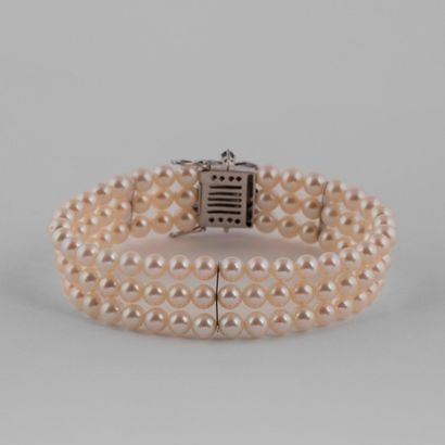 null Bracelet à trois rangs de perles de culture blanches. 

Fermoir en gris (750)...