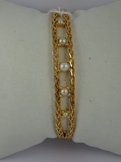 null Bracelet en or jaune (750) formé de deux chaînes semi-rigides, le centre orné...