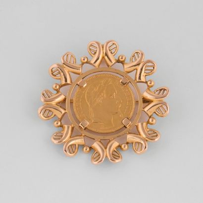 null Broche pendentif en or jaune (750) centrée d'une pièce de 20 Francs or, 1869...