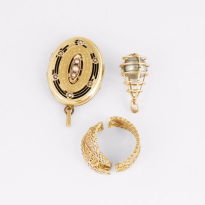 null Lot de bijoux comprenant :
- un pendentif cage en or jaune (750) enfermant une...
