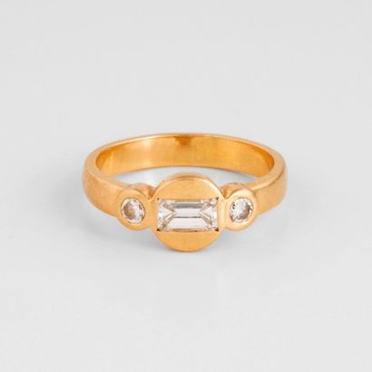 null Bague en or jaune (750) centrée d'un motif circulaire orné d'un diamant de taille...