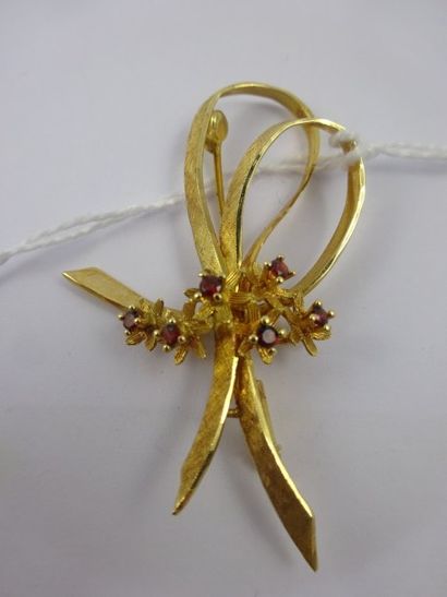 null Broche en or jaune (750) amati figurant un noeud rehaussé de petites fleurs...