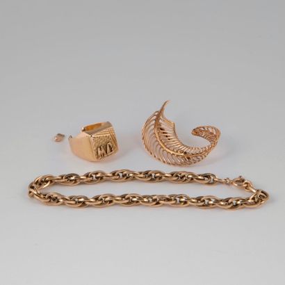 null Lot en or jaune (750) comprenant : 

- un bracelet à maille souple.

- une broche...