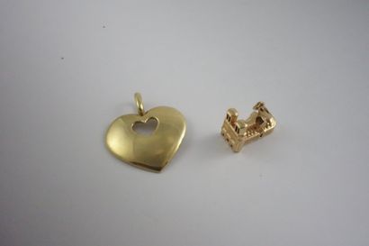 null Lot de deux pendentifs, l'un en forme de coeur ajouré, l'autre en forme de Notre...