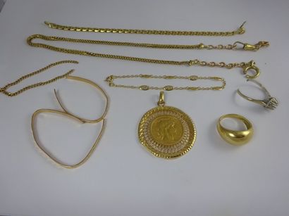 null Lot de bijoux en or jaune (750) dont un bracelet à maille plate, un pendentif...