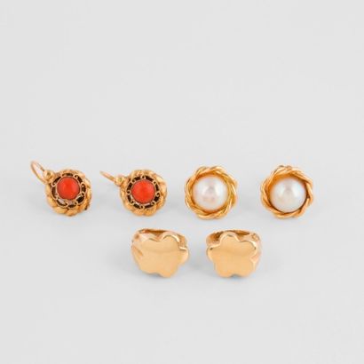 null Ensemble de trois paires de boucles d'oreilles en or jaune (750). 

Poids brut...