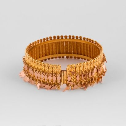 null Bracelet rigide ouvrant en or jaune (750) à décor de motifs géométriques à deux...