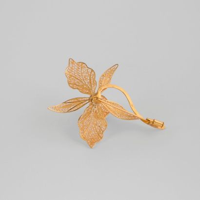 null Broche en or jaune (750) filigrané figurant un iris, les pétales ajourés et...
