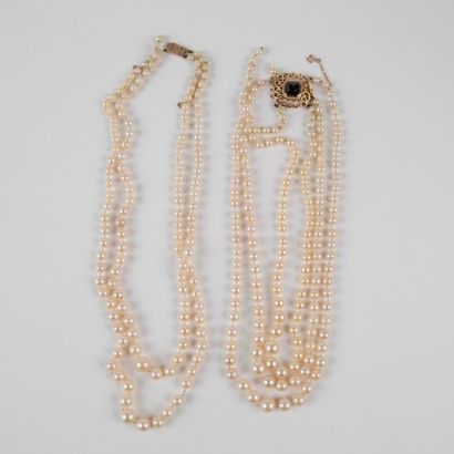 null Lot comprenant : 

- un collier à trois rangs de perles de culture blanche en...