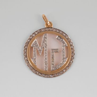 null Pendentif en or jaune et gris (750) ajouré chiffré "MJ" et entièrement pavé...