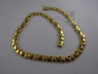 null Collier articulé en or jaune (750) à maillons en forme de coeurs et de "r" imbriqués.

Fermoir...