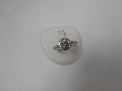 null Bague solitaire en or gris (750) centrée d'un diamant de taille moderne en serti...