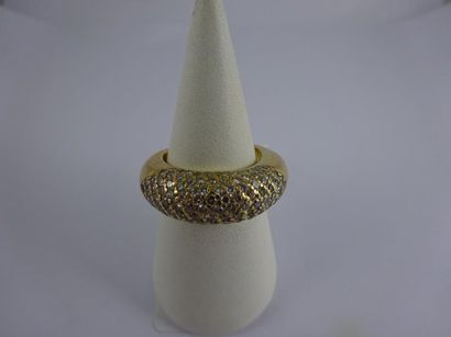 null Bague jonc en or jaune (750) partiellement pavée de petits diamants en serti...