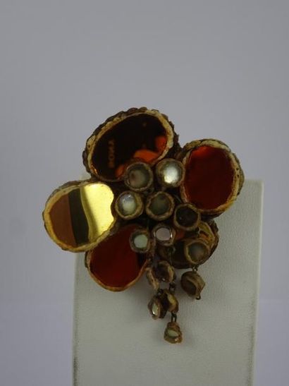 LINE VAUTRIN (1913-1997) 

Broche en forme de fleur à pendants en résine de talosel...