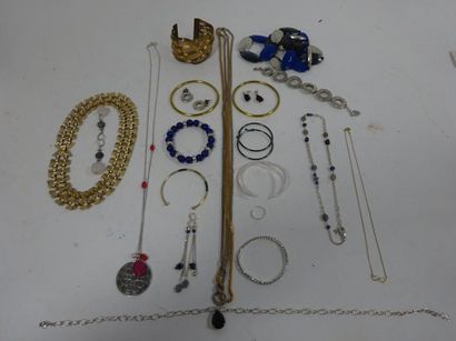null Lot de bijoux de fantaisie en métal et divers, dont un bracelet et une paire...