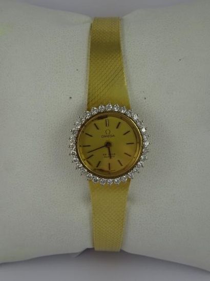 OMEGA DE VILLE 

Montre bracelet de dame. 

Boîtier circulaire en or jaune (750).

Lunette...