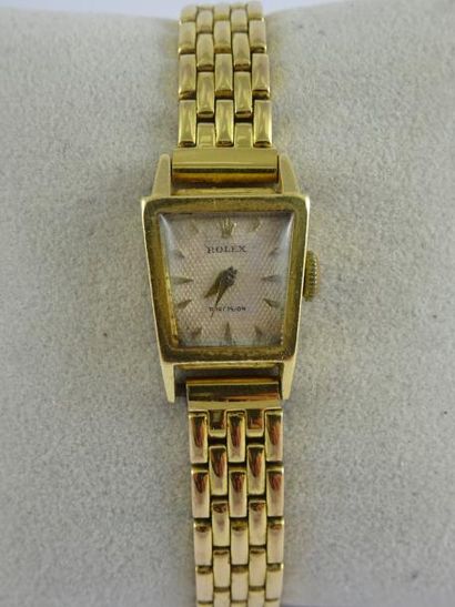 ROLEX 

Montre bracelet de dame. 

Boîtier trapézoïdal en or jaune (750). 

Cadran...