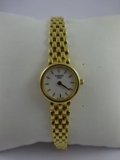 TISSOT 
Montre bracelet de dame.
Boîtier en or jaune (750).
Cadran circulaire à fond...