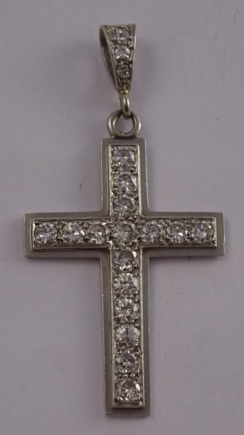 null Pendentif croix en platine (950) pavé de petits diamants de taille brillant...