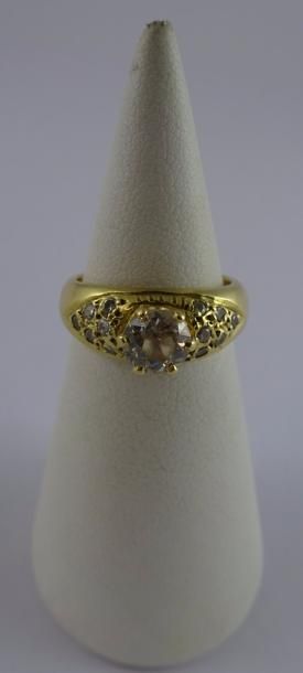 null Bague en or jaune (750) centrée d'un diamant de taille ancienne en serti griffe...