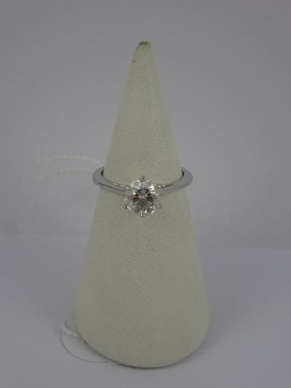 null Bague solitaire en or gris (750) ornée d'un diamant de taille brillant moderne...