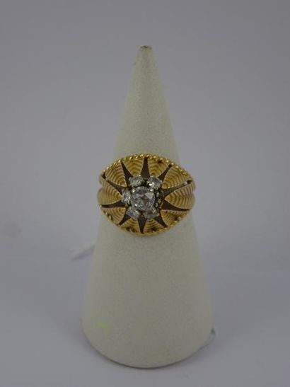 null Bague dôme en or jaune (750) ajouré à motif de feuillages et centrée d'un diamant...