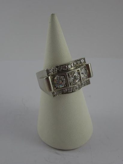 null Bague tank en platine (950) ornée de trois diamants de taille brillant ancienne...