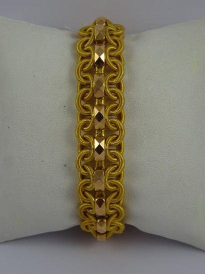null Bracelet en or jaune (750) à maille fantaisie façon anneaux entrelacés striés...