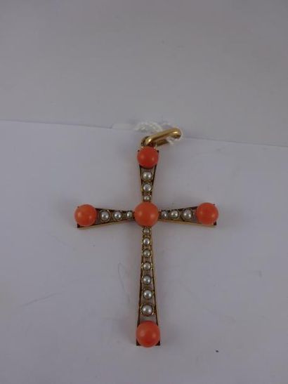 null Pendentif croix en or jaune (750) orné de quatre cabochons de corail orangé...