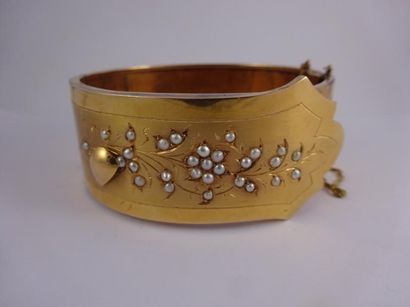 null Bracelet manchette ouvrant en or jaune (750) imitant une ceinture à décor de...