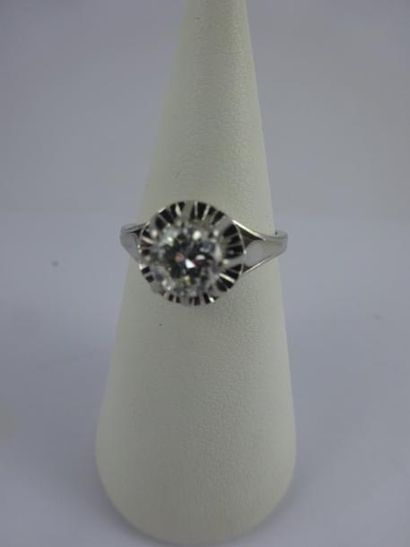 null Bague solitaire en or gris (750) et platine (950) centrée d'un diamant de taille...