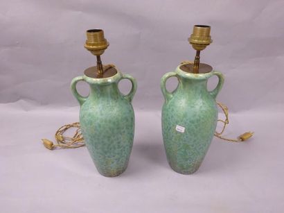 PIERREFONDS 

Paire de vases de forme amphore, à fond plat, en grès émaillée vert...