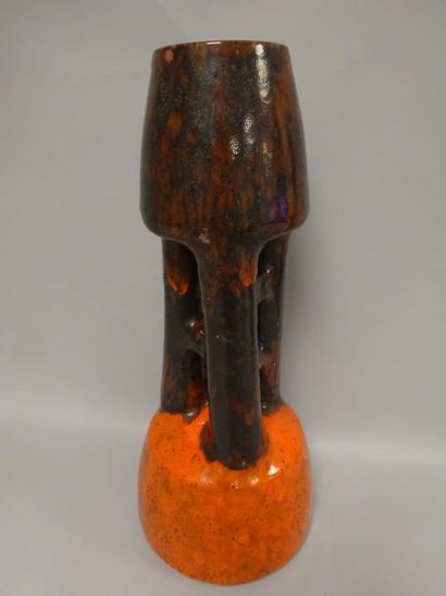 Juliette DEREL RIVER (1918-2007) 

Vase sculpture en céramique à glaçures orangées...
