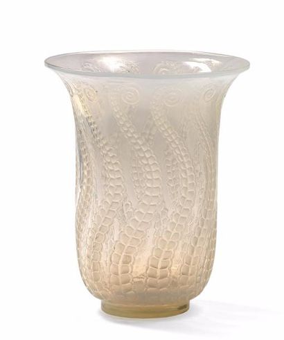 RENE LALIQUE (1860-1945) 

Vase "Méduse".

Epreuve en verre moulé-pressé opalescent.

Signée...