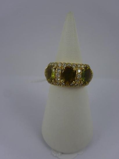 null Bague jonc en or jaune (750) ornée de trois saphirs jaunes ovales facettés en...