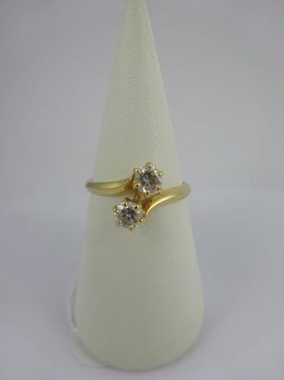 null Bague "Toi et Moi" en or jaune (750) ornée de deux diamants de taille brillant...