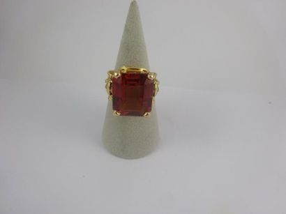 null Bague en filins d'or jaune (750) centrée d'une importante pierre orangée de...