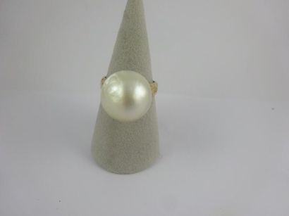 null Bague formée d'un anneau en or jaune (750) facetté orné d'une importante perle...