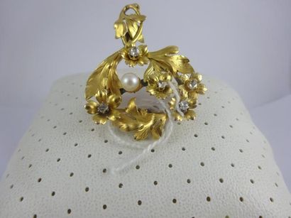 null Broche en or jaune (750) à décor de feuilles ornées de petits diamants taillés...