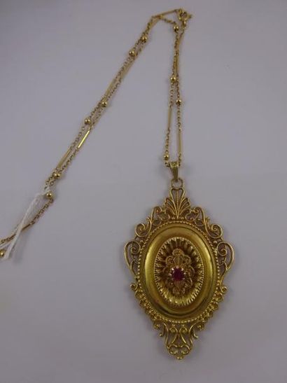 null Pendentif porte-souvenir et sa chaîne en or jaune (750). Le pendentif ovale...