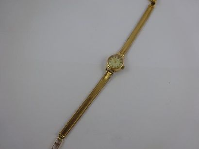 LIP 

Montre bracelet de dame en or jaune (750). 

Boîtier rond.

Cadran champagne,...