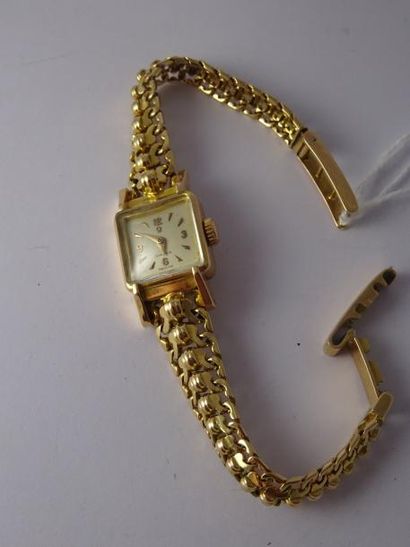 OMEGA 

Montre bracelet de dame en or jaune (750)

Boîtier carré.

Cadran crème,...