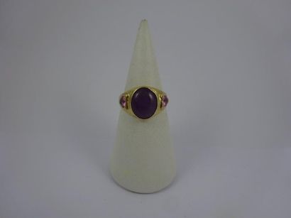 null Bague en or jaune (585) centrée d'une pierre violette baignée en cabochon, en...