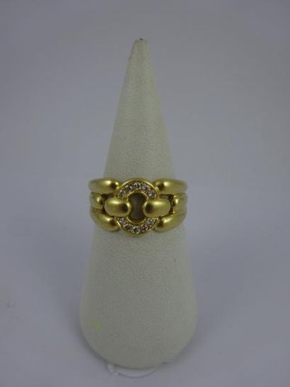 null Bague en or jaune (750) centrée d'un motif circulaire pavé de petits diamants...