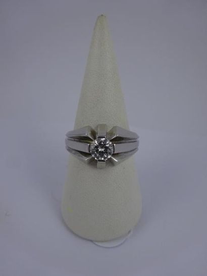 null Bague en or gris (750) rainuré à motif cruciforme, centrée d'un diamant de taille...