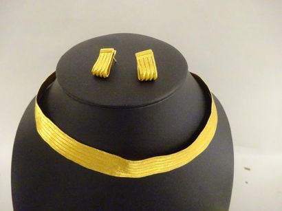 null Demi parure en or jaune (750) à maille plate tressée formant un collier ruban...