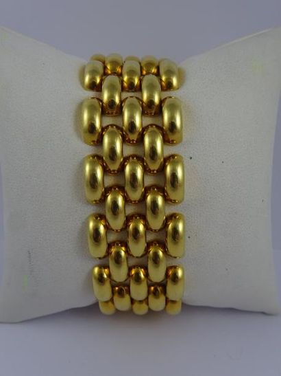 null Bracelet articulé en or jaune (750) à maillons hémisphériques creux.

Double...