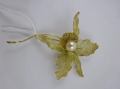 null Broche en filigranes d'or jaune (750) figurant une orchidée ornée d'une perle...