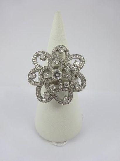 null Bague en or gris (750) figurant une fleur pavée de petits diamants de taille...