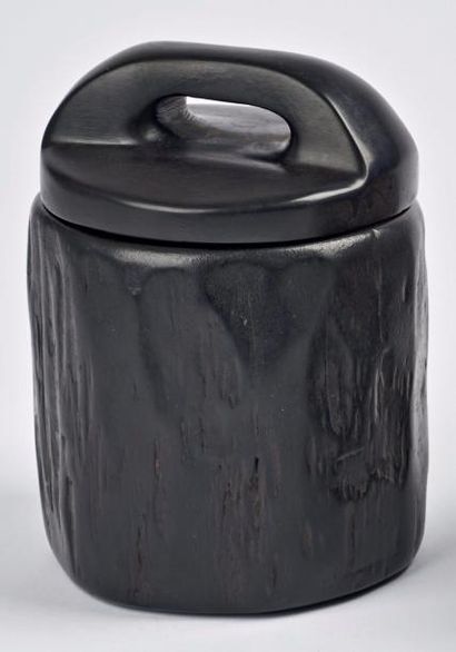 Alexandre NOLL (1890-1970) 
Pot couvert.
En ébène sculpté de forme cylindrique, le...